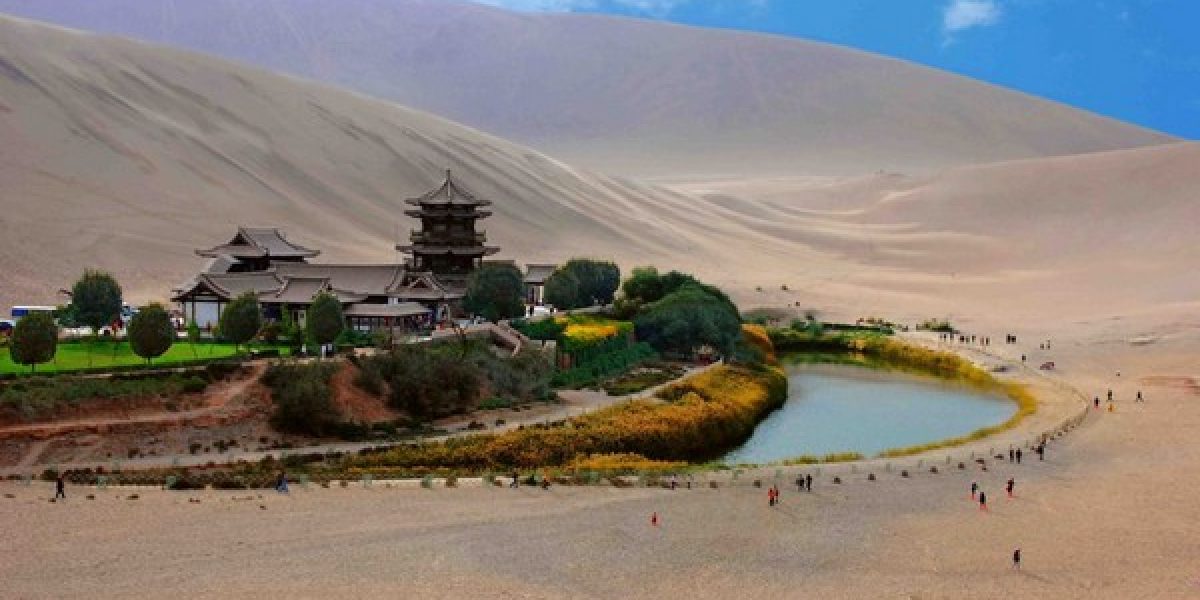 crescent-lake-gobi-desert-02