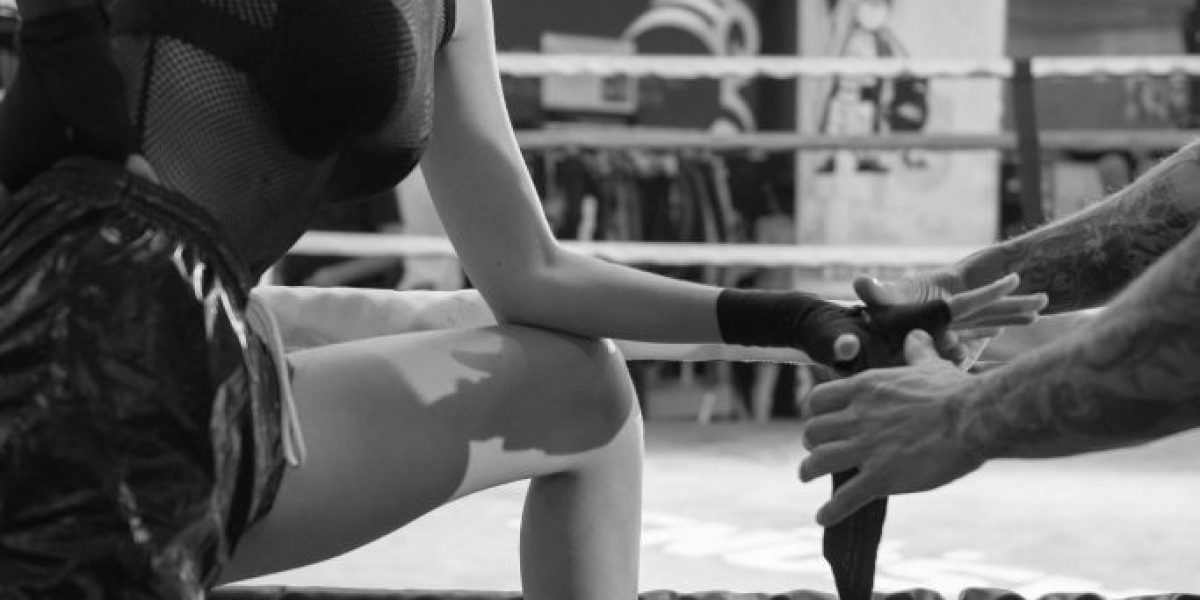 gigi-hadid-boxing-gloves