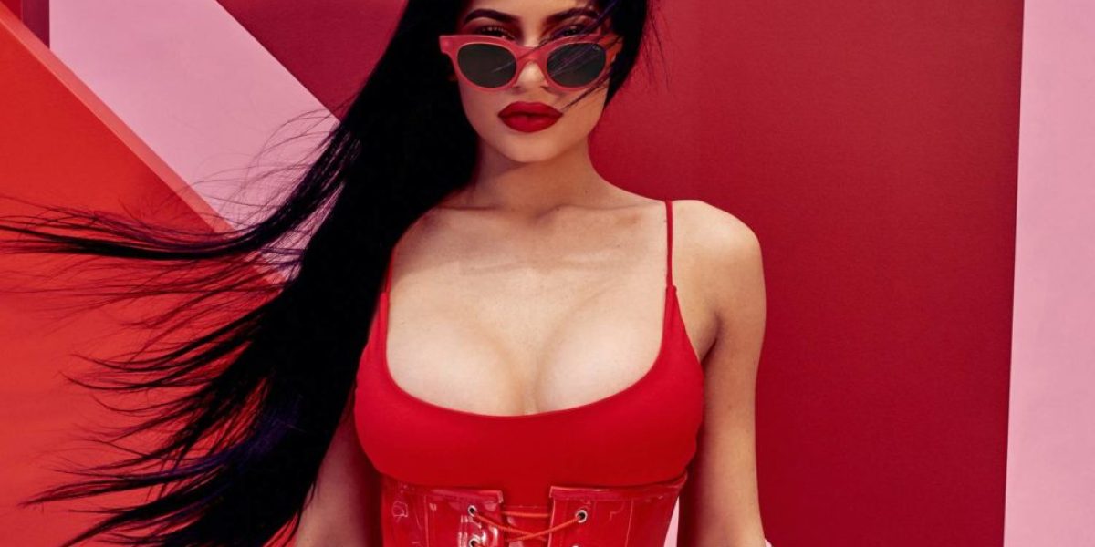 Kylie-Jenner-Quay-Australia-Sunglasses-June-Hot Body sexy girl Curves thicc (1)