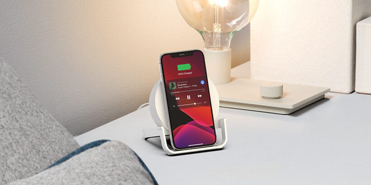 belkin-auf001-boostcharge-wireless-charging-stand-and-speaker-music-charged-on-nightstand-r01-820x461