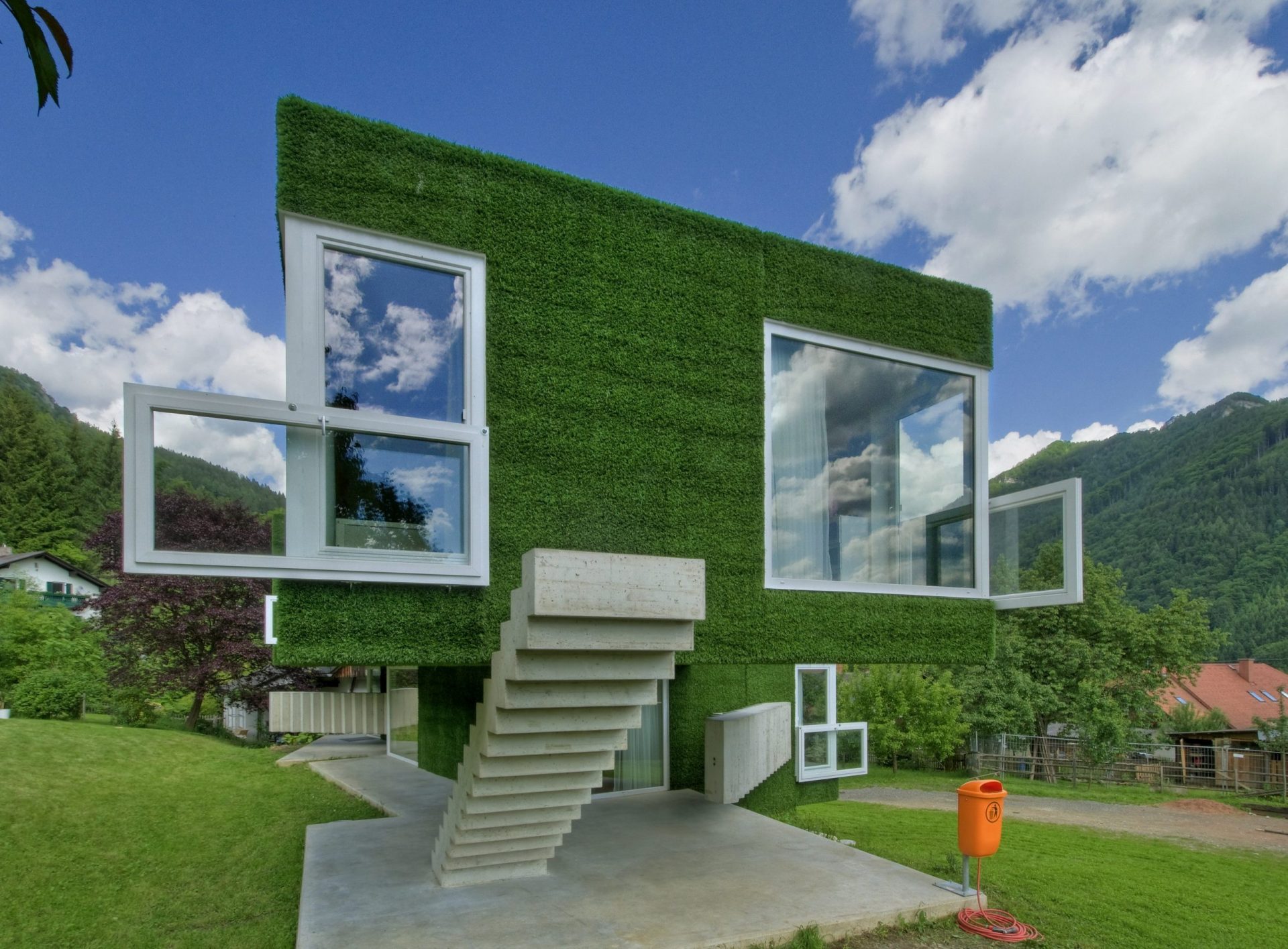Ortis/Weichlbauer Wohnhaus Laufnitzdorf010609 m2woman-lawn-home