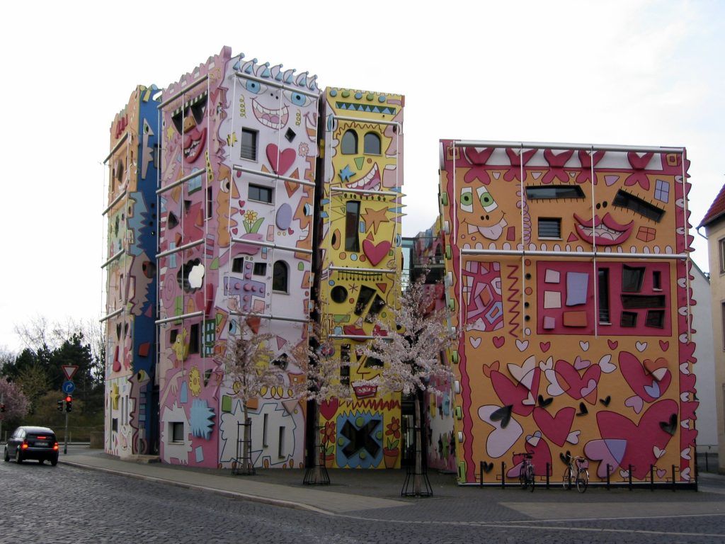 m2woman-happy-rizzi-house