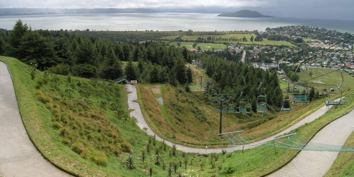 1280px-The_Luge_track_from_the_Gondala_above2_-_Rotorua_(112997063)