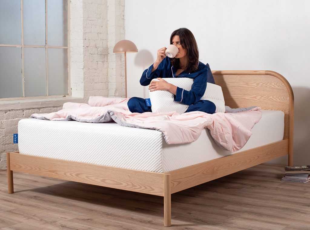 m2woman-bed-winkl