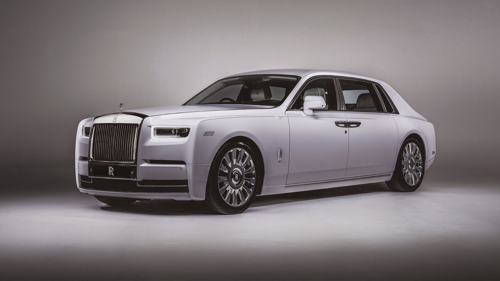 M2woman.com - Rolls-Royce: Elegant Wheels