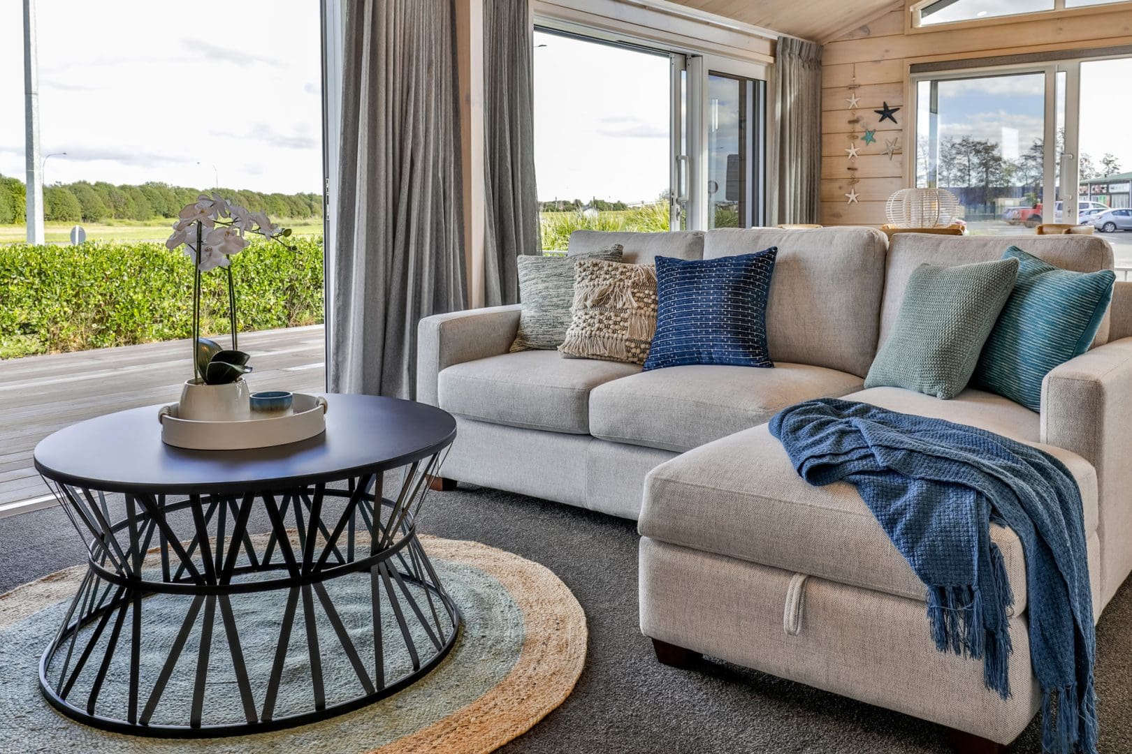 Pic5_Refreshyourthrowsandrugs M2woman